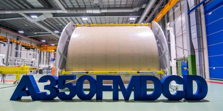 Avec une largeur d'ouverture de 4,5 mètres et une hauteur de 4,3 mètres, la porte cargo du pont principal de l’Airbus A350F est tout simplement la plus grande du secteur, facilitant ainsi le chargement de marchandise de grandes dimensions. Photo Copyright Airbus