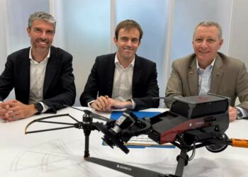 (de gauche à droite) Gilles Mercier, directeur général de Barfield, Matthieu Claybrough, directeur général de Donecle et Christian Daoud, directeur général des services techniques chez JetBlue. Photo Copyright AFI KLM E&M