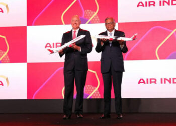 Campbell Wilson, CEO d'Air India, et N. Chandrasekaran, chairman d'Air India, au moment de la présentation de la nouvelle identité visuelle de la compagnie en 2023. © Tata Group