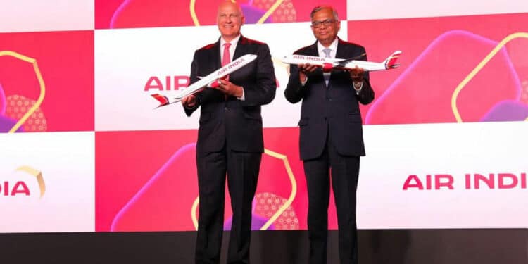 Campbell Wilson, CEO d'Air India, et N. Chandrasekaran, chairman d'Air India, au moment de la présentation de la nouvelle identité visuelle de la compagnie en 2023. © Tata Group