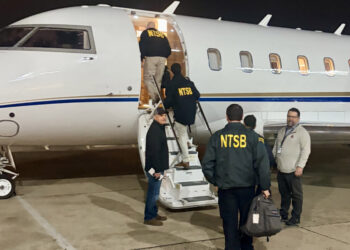 L'IATA rappelle que les Etats peuvent faire appel à une aide extérieure pour les soutenir dans leurs enquêtes sur les accidents d'avion. Le NTSB américain par exemple peut intervenir lorsqu'un produit américain est impliqué (appareil, moteur...). © NTSB