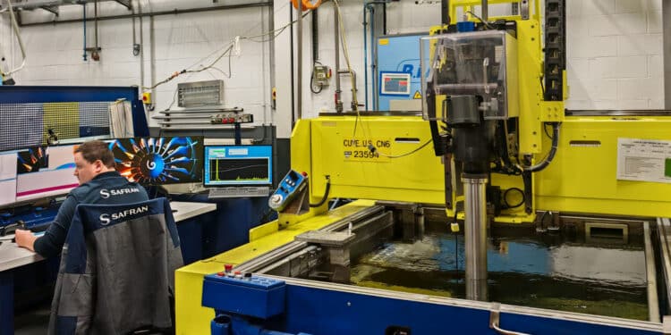 Safran Aircraft Engines a la maîtrise complète de la forge, avec la boucle froide. L'usine de Gennevilliers dispose ainsi d'un atelier capable de tester les pièces par ressuage, par courant de Foucault, par ultrasons mais aussi par des attaques chimiques. Photo Copyright Le Journal de l'Aviation