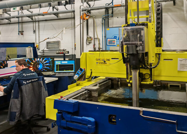 Safran Aircraft Engines a la maîtrise complète de la forge, avec la boucle froide. L'usine de Gennevilliers dispose ainsi d'un atelier capable de tester les pièces par ressuage, par courant de Foucault, par ultrasons mais aussi par des attaques chimiques. Photo Copyright Le Journal de l'Aviation