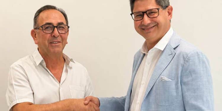Jean-Marie Caudrelier, dirigeant d’Avielec (à gauche) et Stéphane Dupoux, son repreneur. Photo Copyright Avielec