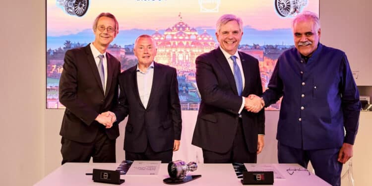 De gauche à droite : Olivier Andriès, directeur général de Safran ; Willie Walsh, directeur général d'IndiGo ; Lawrence Culp, PDG de GE Aerospace ; et Rahul Bhatia, directeur général par intérim d'IndiGo. © IndiGo