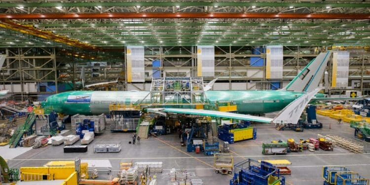 Le premier Boeing 777-9 initialement destiné à Lufthansa en assemblage final à Everett en février 2019. Photo Rolf Bewersdorf / Lufthansa