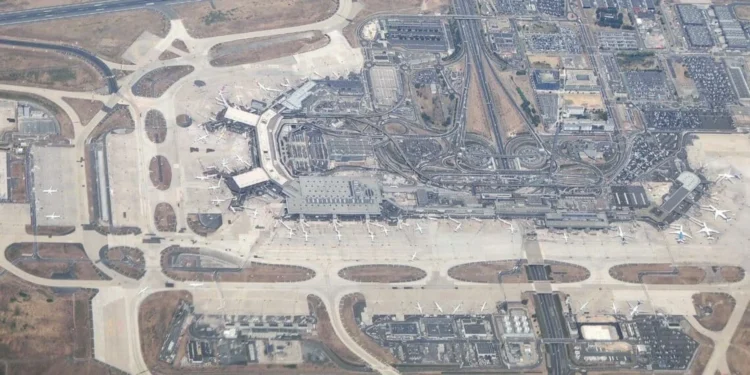 La piste 4 (06/24), en haut de l'image. Photo copyright Le Journal de l'Aviation - tous droits réservés