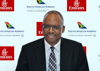 Matshela Seshibe, directeur général par intérim désormais suspendu de South African Airways, lors de la signature de l'extension de l'accord de partage de codes entre South African Airways et Emirates. © South African Airways