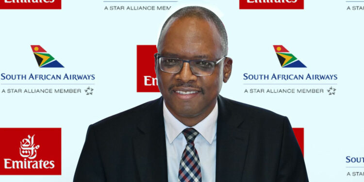 Matshela Seshibe, directeur général par intérim désormais suspendu de South African Airways, lors de la signature de l'extension de l'accord de partage de codes entre South African Airways et Emirates. © South African Airways