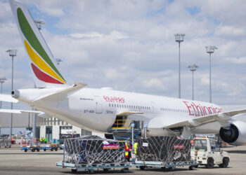 Des employés d'humedica e.V chargeant du matériel de première nécessité dans les soutes du dernier A350 XWB livré à Ethiopian Airlines à Toulouse-Blagnac. Photo © Airbus