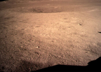 Première photo jamais prise depuis le sol sur la face cachée de la Lune. © CNSA