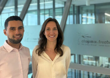 Wajdi Zarraa, Senior Passenger Charter Broker de Chapman Freeborn, et Tiphanie Marie, Passenger Sales Manager. © Chapman Freeborn