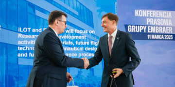 Premier résultat de la visite de la direction d'Embraer en Pologne : la signature d'un protocole d'accord dans la recherche aéronautique entre l'avionneur et l'institut Łukasiewicz - iLOT. © Embraer