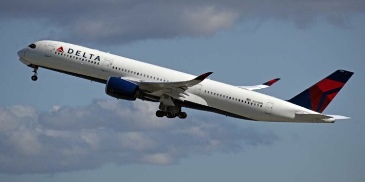 Les prochains gros-porteurs de Delta Air Lines seront logiquement pleinement pénalisés par les nouvelles barrières douanières de Donald Trump.  Ici un Airbus A350-900 de Delta au décollage de Los Angeles pour l'Asie. Photo © Le Journal de l'Aviation - tous droits réservés