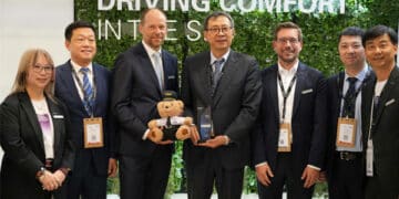 Mark Hiller, CEO de Recaro Aircraft Seating et de Recaro Holding, et Yongchao Zeng, EVP du groupe China Southern Air Holding (au centre), lors de la signature. © Recaro Aircraft Seating