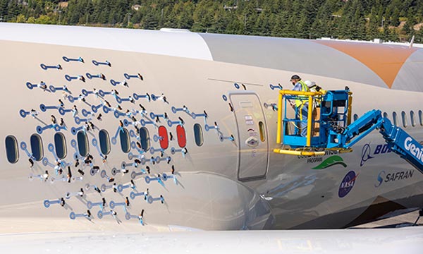 Installation des capteurs de la NASA pour étudier le bruit de l'appareil © Liz Wolter pour Boeing
