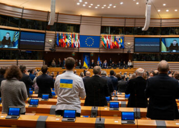 Le Président ukrainien Volodymyr Zelensky s’adressant au Parlement européen le 19 novembre lors d’une session extraordinaire  pour marquer les 1000 jours de l’invasion de l’Ukraine par la Russie. Photo © Union européenne 2024 - PE