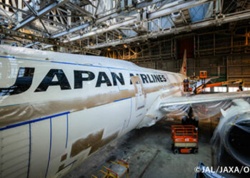Installation du revêtement sur le Boeing 787-9 de Japan Airlines. © Japan Airlines, JAXA, O-Well