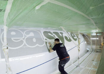 Application du revêtement conçu avec Mankiewicz Aviation Coatings sur un avion d'easyJet par MAAS à Maastricht. © easyJet