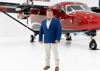 Rick Horwath, le PDG du transporteur canadien Air Bravo, devant son Cessna SkyCourier. Photo © Textron Aviation