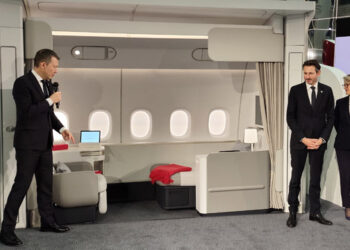 Ben Smith, DG d'Air France-KLM, Anne Rigail, DG d'Air France, et Fabien Pelous, directeur Expérience client, présentent les attributs de la nouvelle Première.  © Le Journal de l'Aviation - tous droits réservés