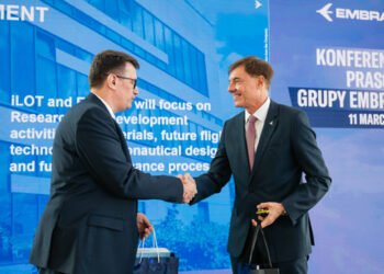Premier résultat de la visite de la direction d'Embraer en Pologne : la signature d'un protocole d'accord dans la recherche aéronautique entre l'avionneur et l'institut Łukasiewicz - iLOT. © Embraer