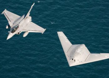 Dassault Aviation va également développer un drone de combat furtif qui sera complémentaire au futur standard F5 du Rafale, capitalisant ainsi sur le démonstrateur nEUROn. Photo © Dassault Aviation