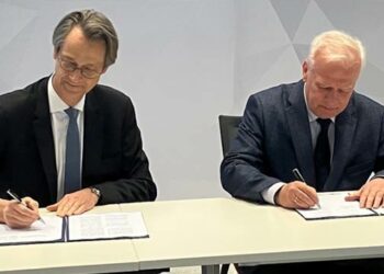 Olivier Andriès, Directeur Général de Safran et Krzysztof Trofiniak, Président de PGZ Group. Photo © Safran