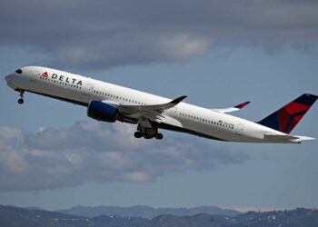 Les prochains gros-porteurs de Delta Air Lines seront logiquement pleinement pénalisés par les nouvelles barrières douanières de Donald Trump.  Ici un Airbus A350-900 de Delta au décollage de Los Angeles pour l'Asie. Photo © Le Journal de l'Aviation - tous droits réservés