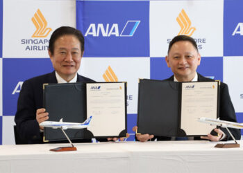 Shinichi Inoue, président-directeur général d'All Nippon Airways (ANA) à gauche et Goh Choon Phong, président-directeur
général de Singapore Airlines (SIA) à droite, lors de la signature de l’accord d’extension de la coopération commerciale entre les deux
compagnies. © All Nippon Airways