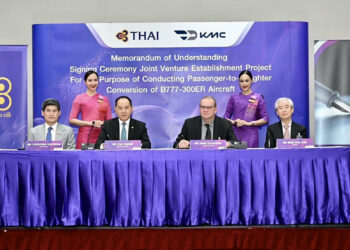 La signature de l’accord, qui a eu lieu au siège de Thai Airways, a été présidée par Chai Eamsiri, le PDG de la compagnie thaïlandaise et par James Allen Gibbs, le PDG de KMC. Photo © Thai Airways