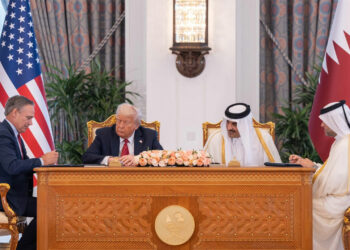 Le président des Etats-Unis Donald Trump et l’émir du Qatar Tamim bin Hamad Al Thani assistent à la signature de cette commande historique par Kelly Ortberg, PDG de Boeing Commercial Airplanes, et Badr Mohammed Al-Meer, PDG du groupe Qatar Airways. © Boeing