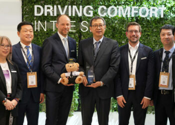 Mark Hiller, CEO de Recaro Aircraft Seating et de Recaro Holding, et Yongchao Zeng, EVP du groupe China Southern Air Holding (au centre), lors de la signature. © Recaro Aircraft Seating