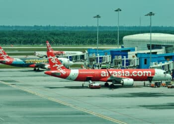 Au premier plan, un Airbus A321neo d’AirAsia au contact du terminal KLIA2 à Kuala Lumpur. Photo © RG / Le Journal de l’Aviation – tous droits réservés