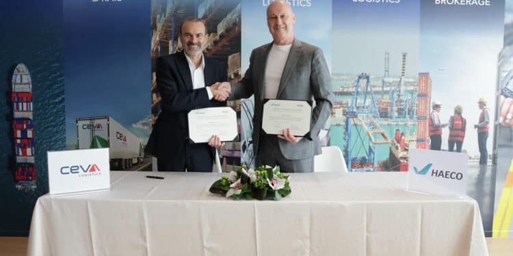 Olivier Boccara, responsable régional APAC, CEVA Logistics et Christian Pinter, directeur général des achats du groupe HAECO.  Copyright CEVA Logistics
