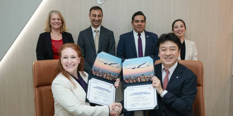 Catie Delbrueck, directrice Commercial Modifications de Boeing, et Kyohei Takizawa, vice-président chargé des achats de Japan Airlines, lors de la signature de l'accord au salon de Singapour. © Boeing