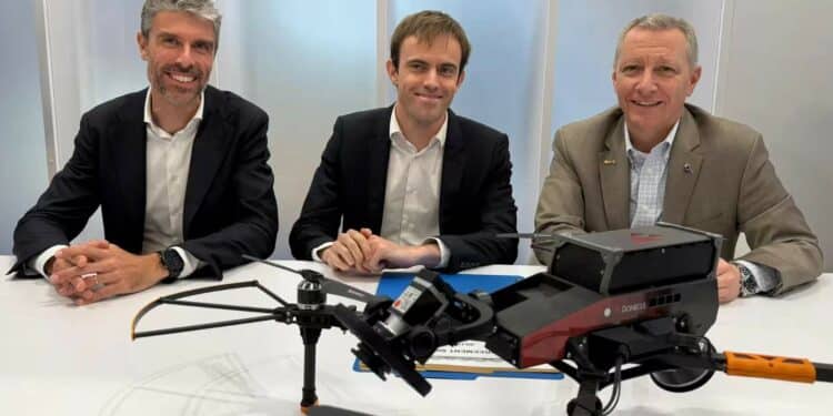 (de gauche à droite) Gilles Mercier, directeur général de Barfield, Matthieu Claybrough, directeur général de Donecle et Christian Daoud, directeur général des services techniques chez JetBlue. Photo Copyright AFI KLM E&M