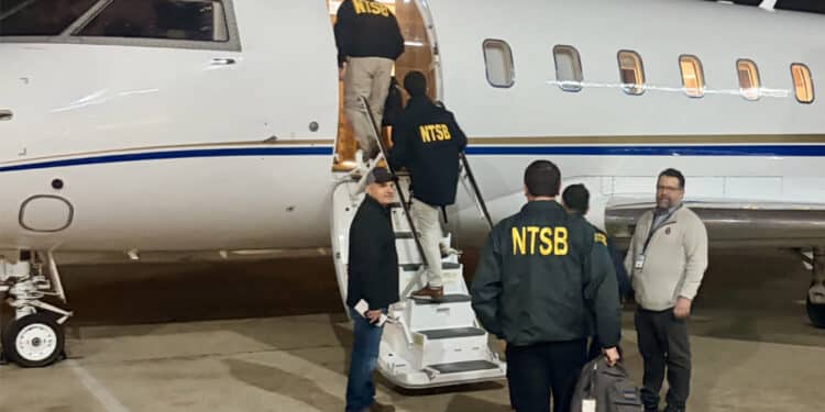 L'IATA rappelle que les Etats peuvent faire appel à une aide extérieure pour les soutenir dans leurs enquêtes sur les accidents d'avion. Le NTSB américain par exemple peut intervenir lorsqu'un produit américain est impliqué (appareil, moteur...). © NTSB