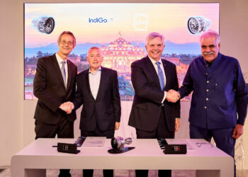 De gauche à droite : Olivier Andriès, directeur général de Safran ; Willie Walsh, directeur général d'IndiGo ; Lawrence Culp, PDG de GE Aerospace ; et Rahul Bhatia, directeur général par intérim d'IndiGo. © IndiGo