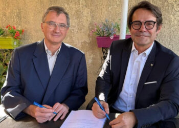Eric Vincent, directeur exécutif d’ASL Airlines France, et Hugues Marchessaux, président du directoire d’Air Austral. © ASL Airlines France