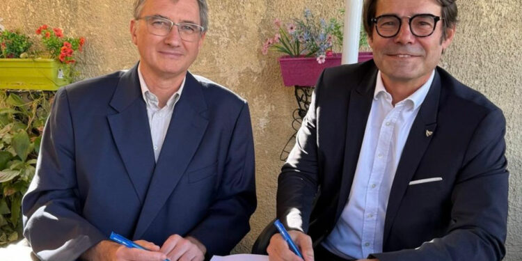 Eric Vincent, directeur exécutif d’ASL Airlines France, et Hugues Marchessaux, président du directoire d’Air Austral. © ASL Airlines France