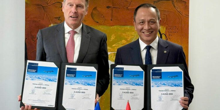 Wouter van Wersch, président d'Airbus International, et Hong Ha, PDG de Vietnam Airlines. © Vietnam Airlines