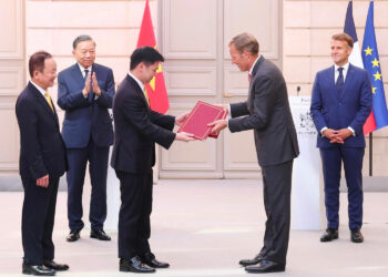 Do Quang Hien, fondateur et président exécutif du groupe T&T, Do Vinh Quang, vice-président du groupe T&T et président de Vietravel Airlines, et Wouter van Wersch, président d’Airbus International, étaient à l’Elysée le 10 septembre pour la signature de l’accord, en présence du président vietnamien To Lam et du président de la République Emmanuel Macron. © Groupe T&T