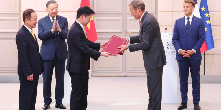 Do Quang Hien, fondateur et président exécutif du groupe T&T, Do Vinh Quang, vice-président du groupe T&T et président de Vietravel Airlines, et Wouter van Wersch, président d’Airbus International, étaient à l’Elysée le 10 septembre pour la signature de l’accord, en présence du président vietnamien To Lam et du président de la République Emmanuel Macron. © Groupe T&T