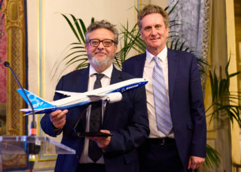 Nicolas Orance, Senior Executive VP Aéronautique, Défense & Industrie de Hutchinson et Jean-Marc Fron, Directeur Général de Boeing France. © Stephane Sby Balmy