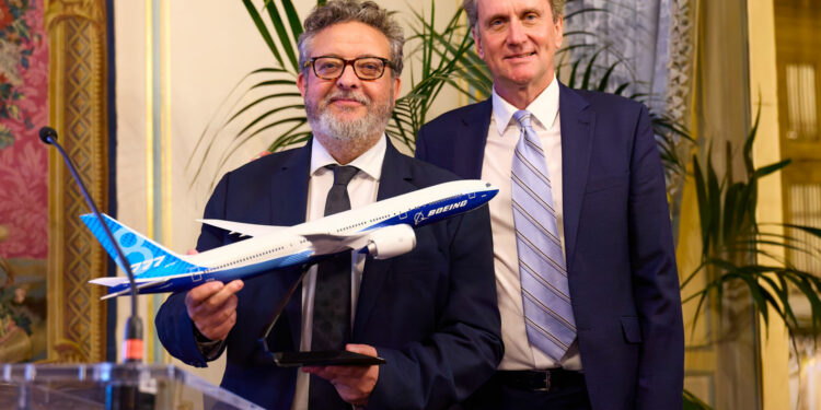 Nicolas Orance, Senior Executive VP Aéronautique, Défense & Industrie de Hutchinson et Jean-Marc Fron, Directeur Général de Boeing France. © Stephane Sby Balmy